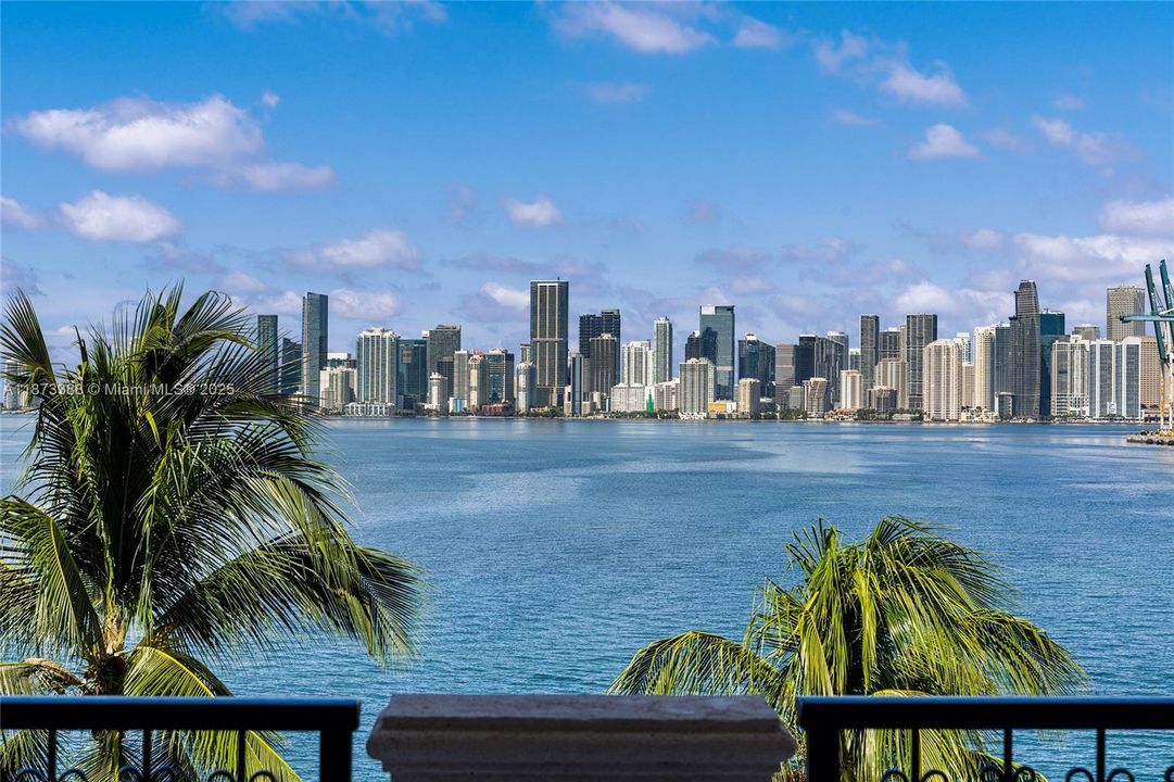 合同活跃: $3,850,000 (3 贝兹, 3 浴室, 1950 平方英尺)