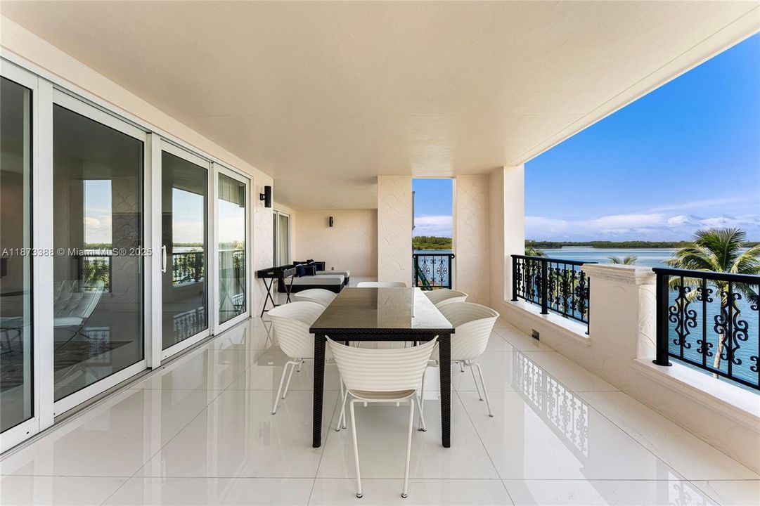 合同活跃: $3,850,000 (3 贝兹, 3 浴室, 1950 平方英尺)