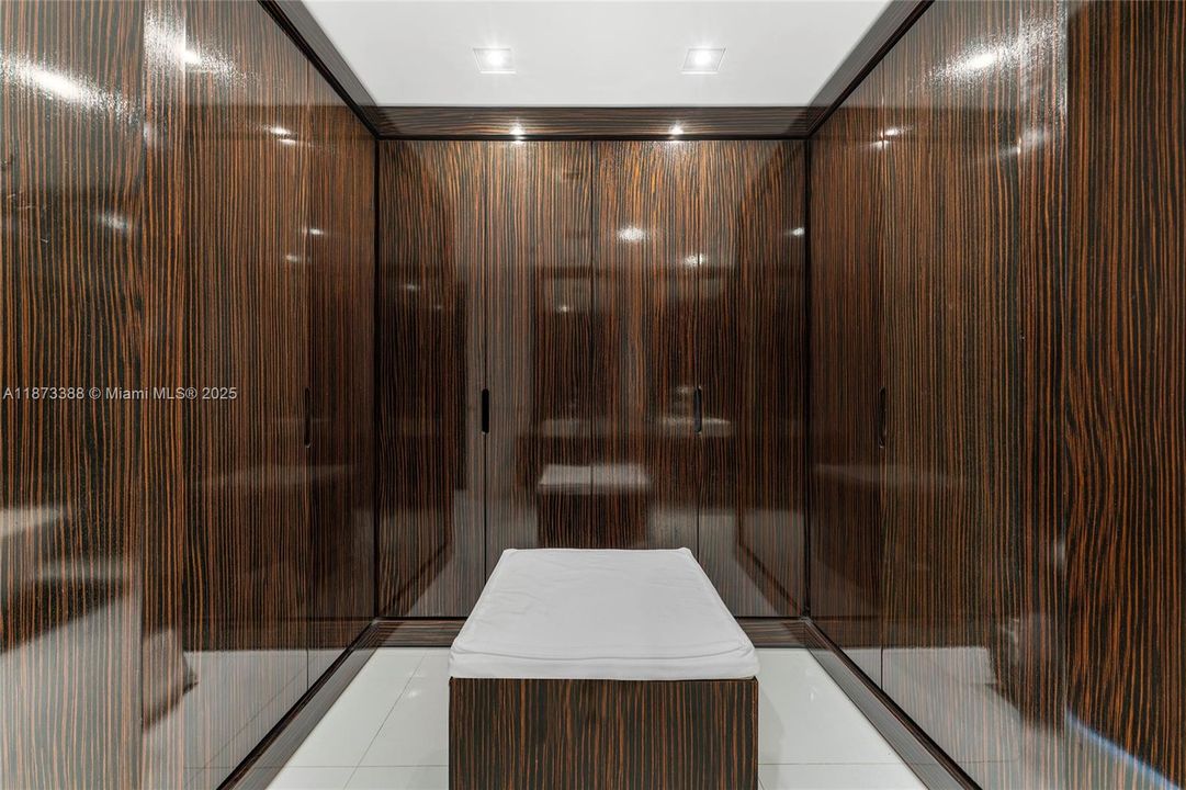 合同活跃: $3,850,000 (3 贝兹, 3 浴室, 1950 平方英尺)