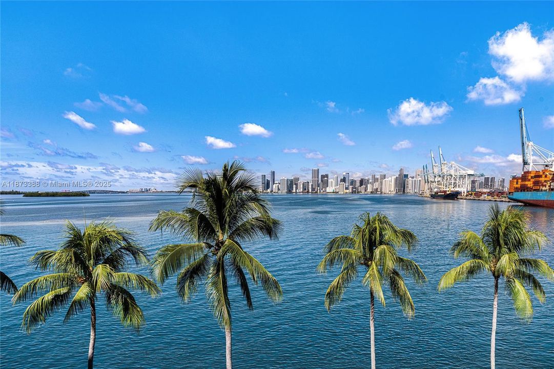 合同活跃: $3,850,000 (3 贝兹, 3 浴室, 1950 平方英尺)