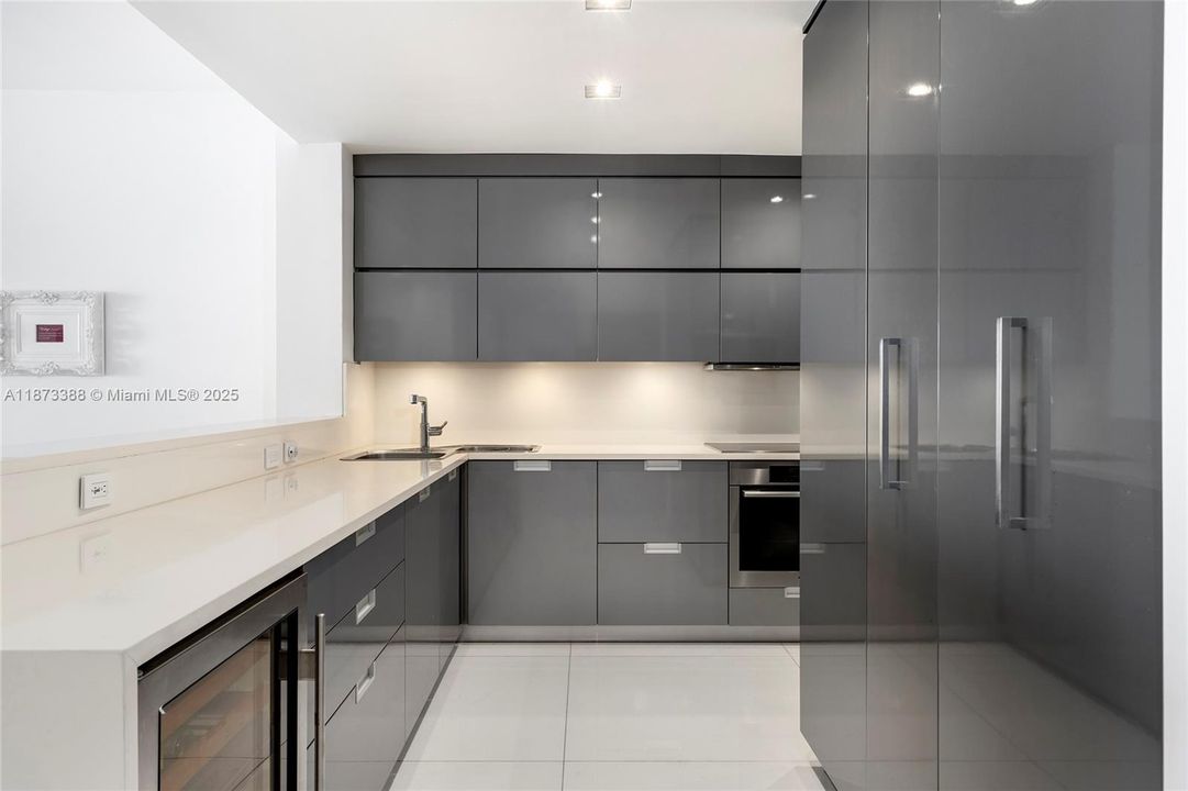 合同活跃: $3,850,000 (3 贝兹, 3 浴室, 1950 平方英尺)