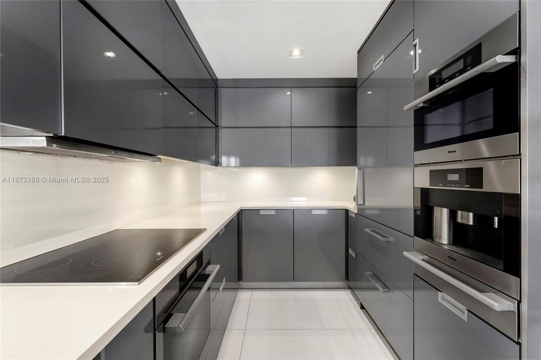 合同活跃: $3,850,000 (3 贝兹, 3 浴室, 1950 平方英尺)