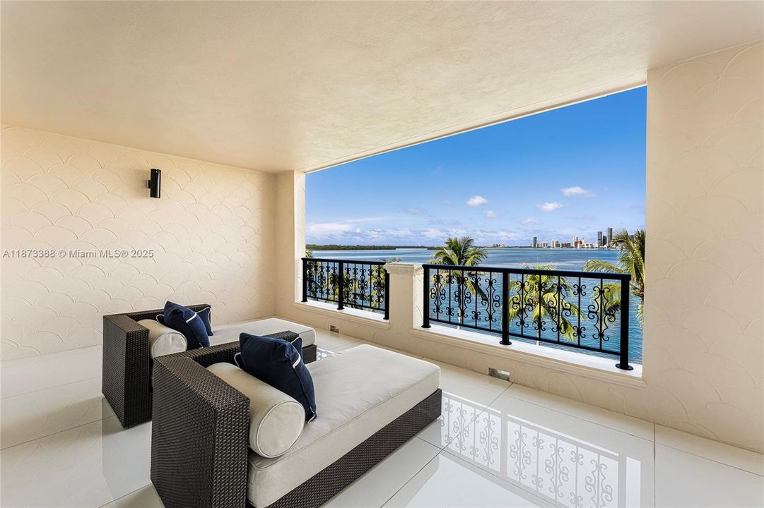 合同活跃: $3,850,000 (3 贝兹, 3 浴室, 1950 平方英尺)