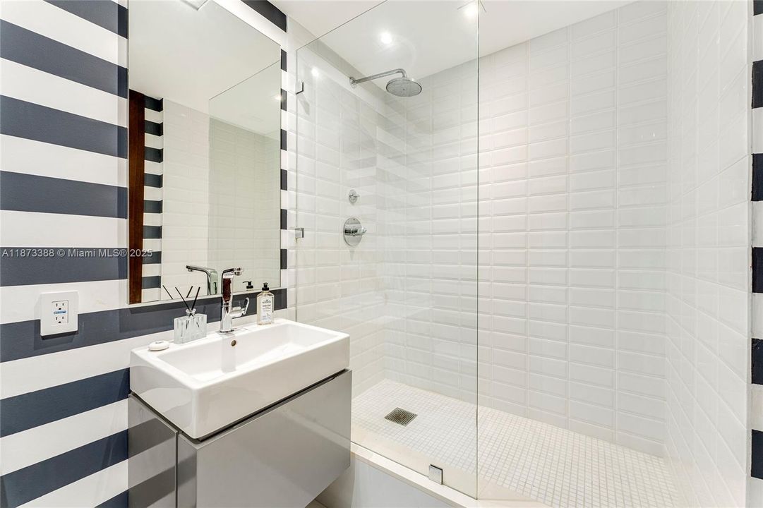 合同活跃: $3,850,000 (3 贝兹, 3 浴室, 1950 平方英尺)