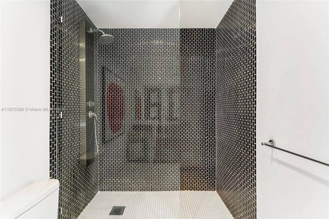 合同活跃: $3,850,000 (3 贝兹, 3 浴室, 1950 平方英尺)