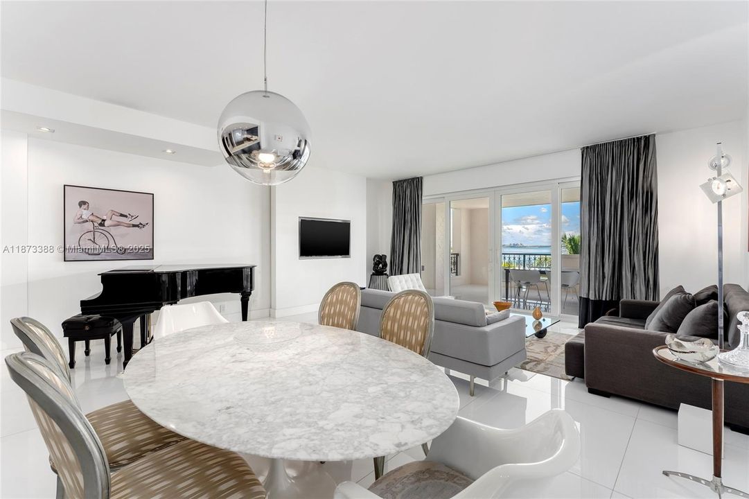 合同活跃: $3,850,000 (3 贝兹, 3 浴室, 1950 平方英尺)