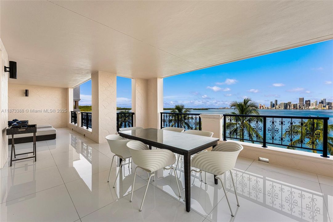 合同活跃: $3,850,000 (3 贝兹, 3 浴室, 1950 平方英尺)