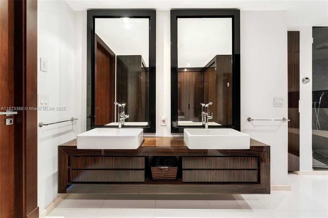 合同活跃: $3,850,000 (3 贝兹, 3 浴室, 1950 平方英尺)