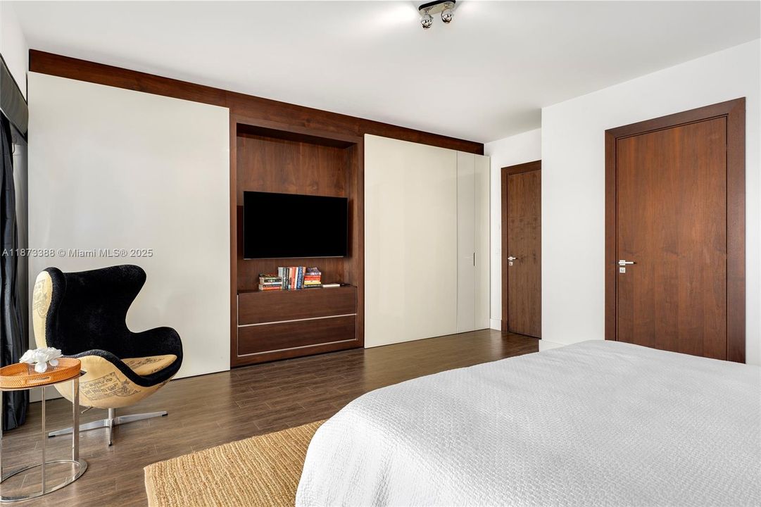 合同活跃: $3,850,000 (3 贝兹, 3 浴室, 1950 平方英尺)