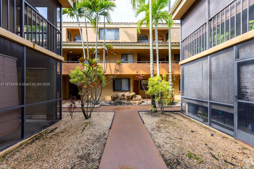 合同活跃: $285,000 (1 贝兹, 1 浴室, 850 平方英尺)