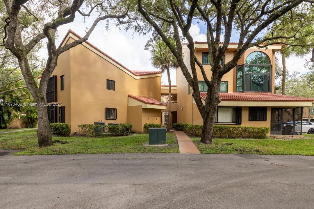 合同活跃: $285,000 (1 贝兹, 1 浴室, 850 平方英尺)