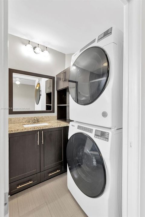 合同活跃: $285,000 (1 贝兹, 1 浴室, 850 平方英尺)