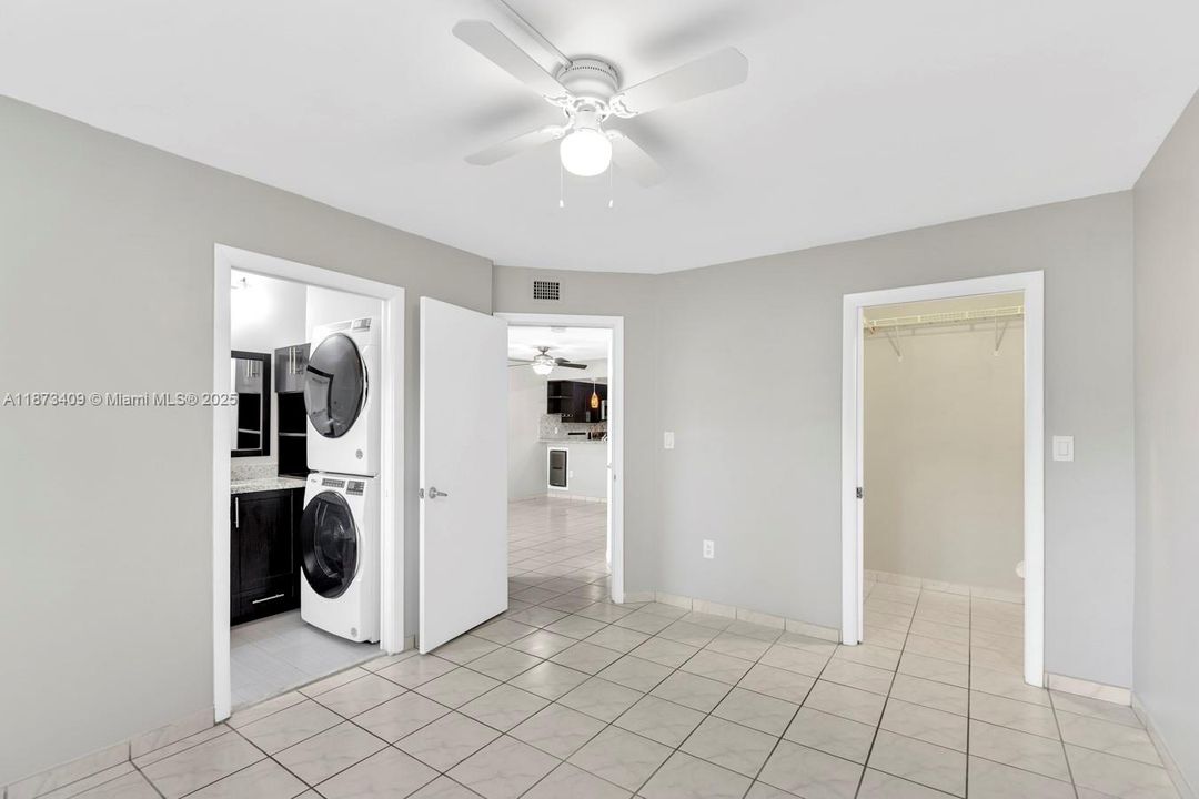 合同活跃: $285,000 (1 贝兹, 1 浴室, 850 平方英尺)