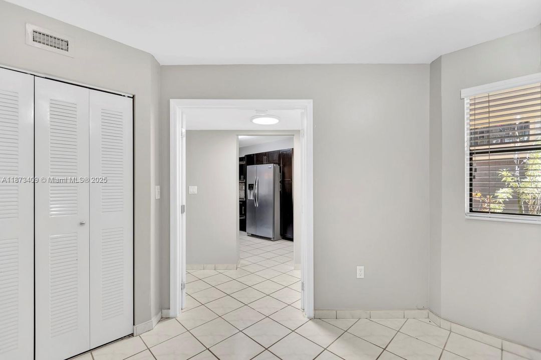 合同活跃: $285,000 (1 贝兹, 1 浴室, 850 平方英尺)