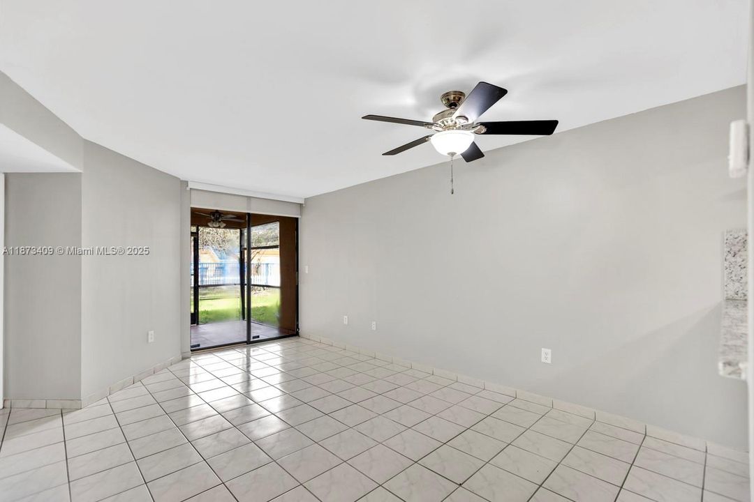 合同活跃: $285,000 (1 贝兹, 1 浴室, 850 平方英尺)