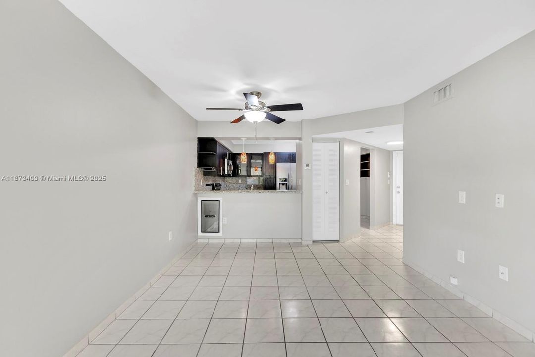 合同活跃: $285,000 (1 贝兹, 1 浴室, 850 平方英尺)