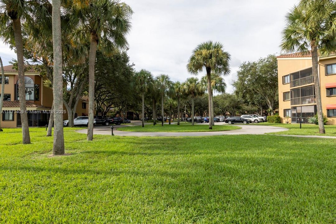 合同活跃: $285,000 (1 贝兹, 1 浴室, 850 平方英尺)