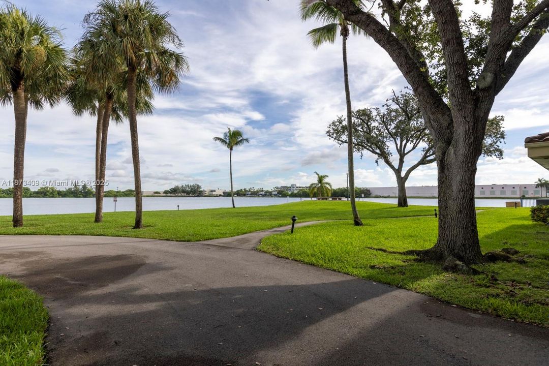 合同活跃: $285,000 (1 贝兹, 1 浴室, 850 平方英尺)