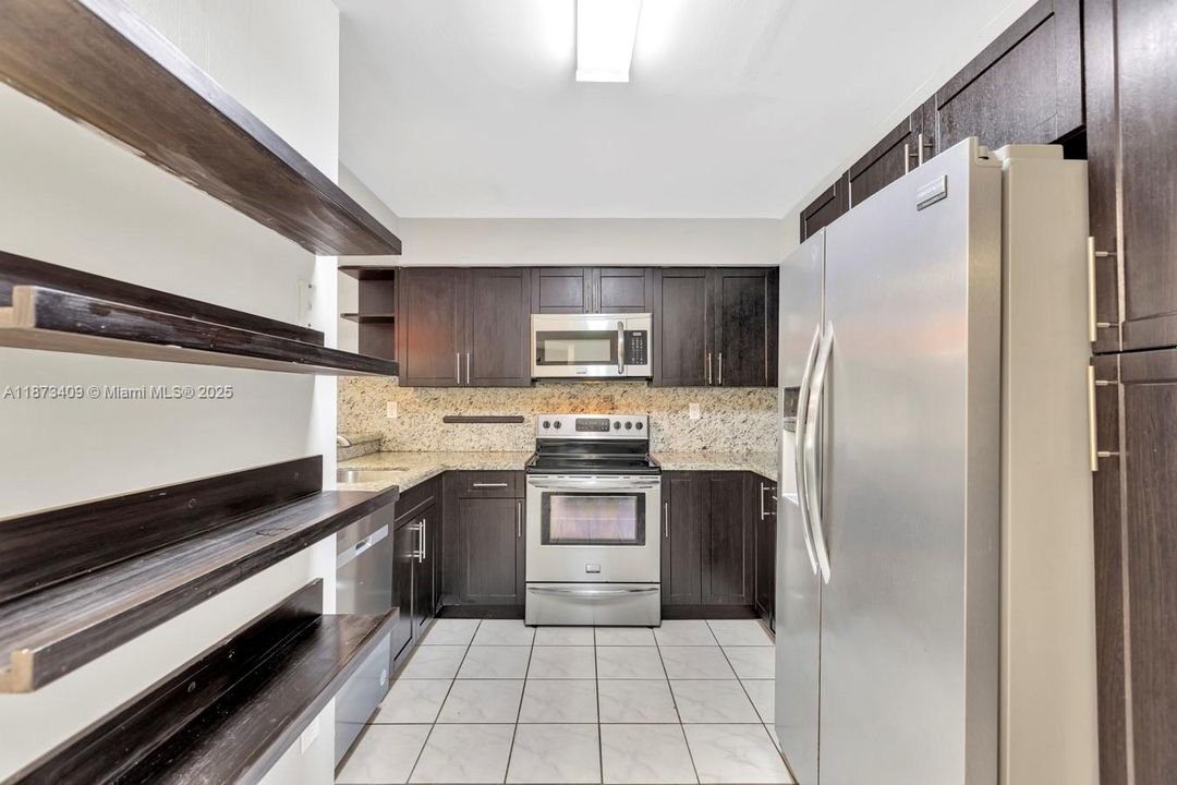 合同活跃: $285,000 (1 贝兹, 1 浴室, 850 平方英尺)