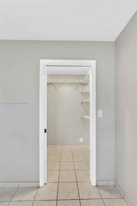 合同活跃: $285,000 (1 贝兹, 1 浴室, 850 平方英尺)