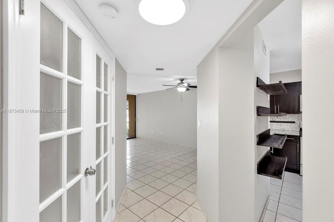 合同活跃: $285,000 (1 贝兹, 1 浴室, 850 平方英尺)