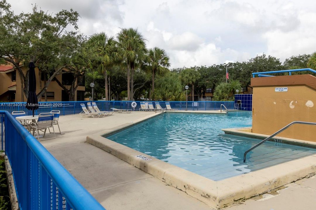 合同活跃: $285,000 (1 贝兹, 1 浴室, 850 平方英尺)