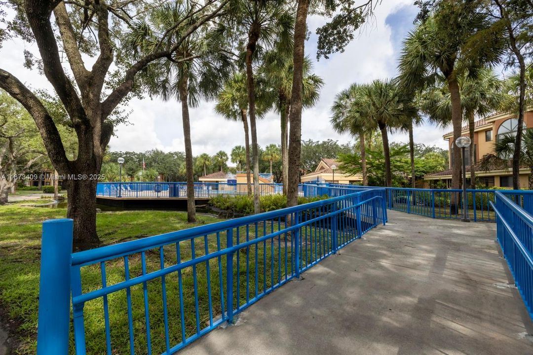 合同活跃: $285,000 (1 贝兹, 1 浴室, 850 平方英尺)