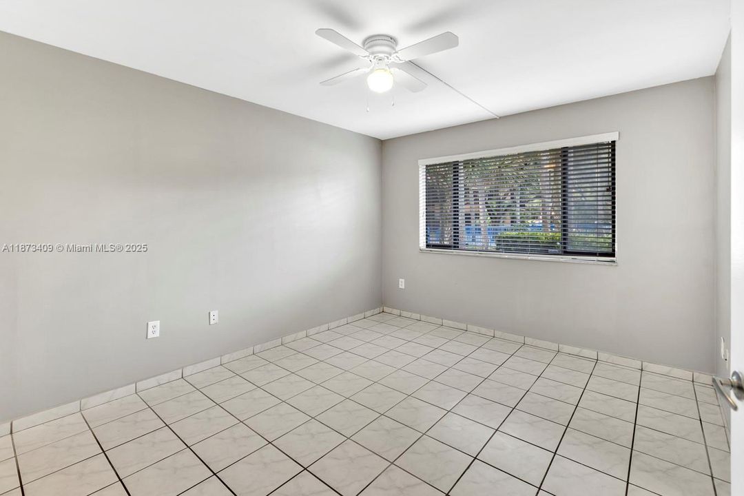 合同活跃: $285,000 (1 贝兹, 1 浴室, 850 平方英尺)