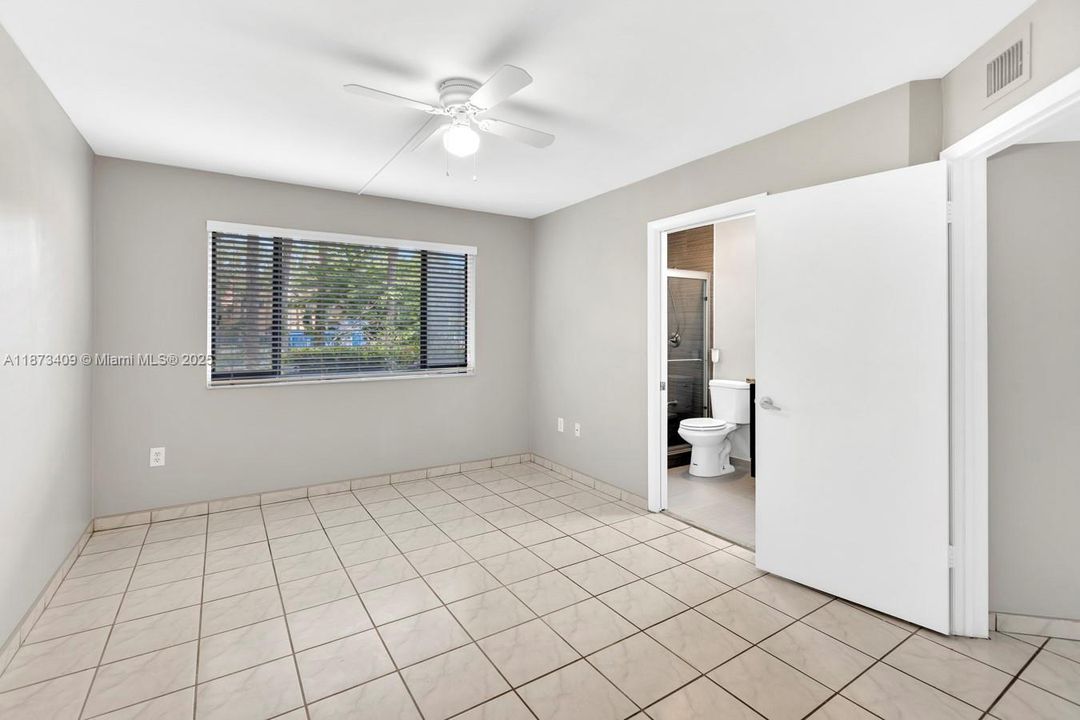 合同活跃: $285,000 (1 贝兹, 1 浴室, 850 平方英尺)