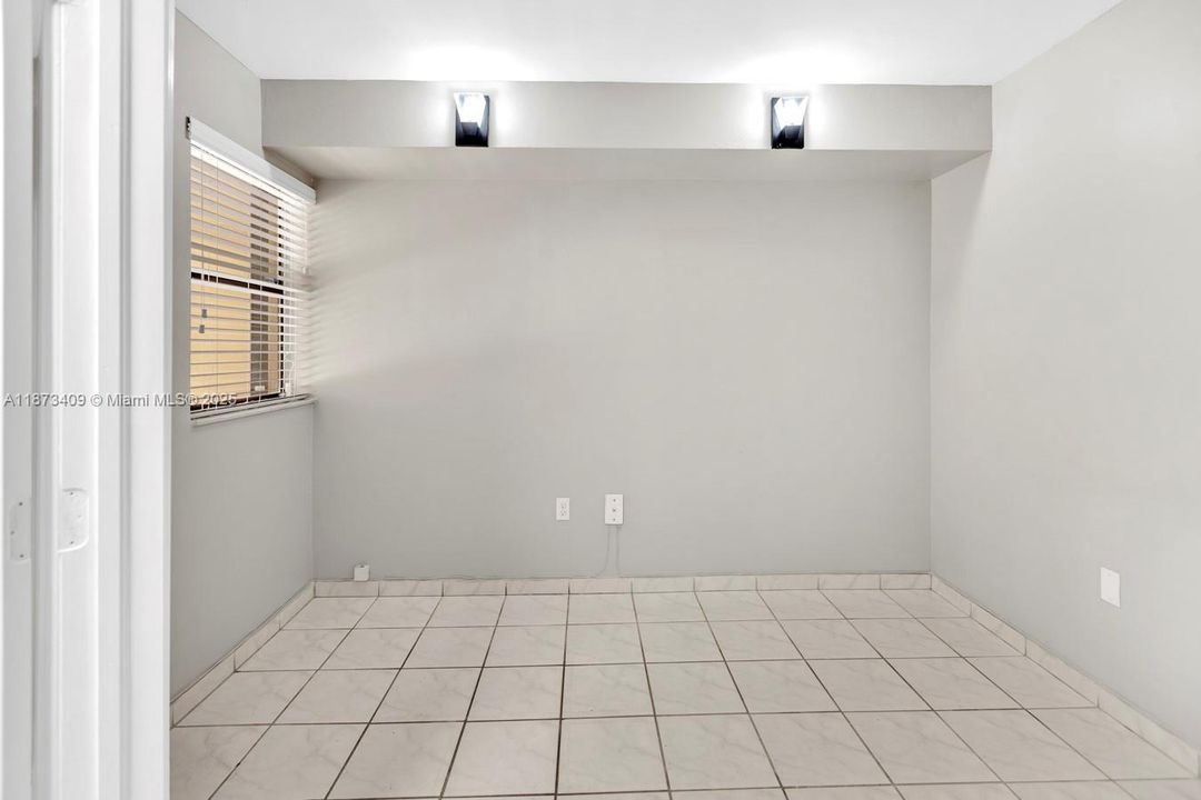 合同活跃: $285,000 (1 贝兹, 1 浴室, 850 平方英尺)