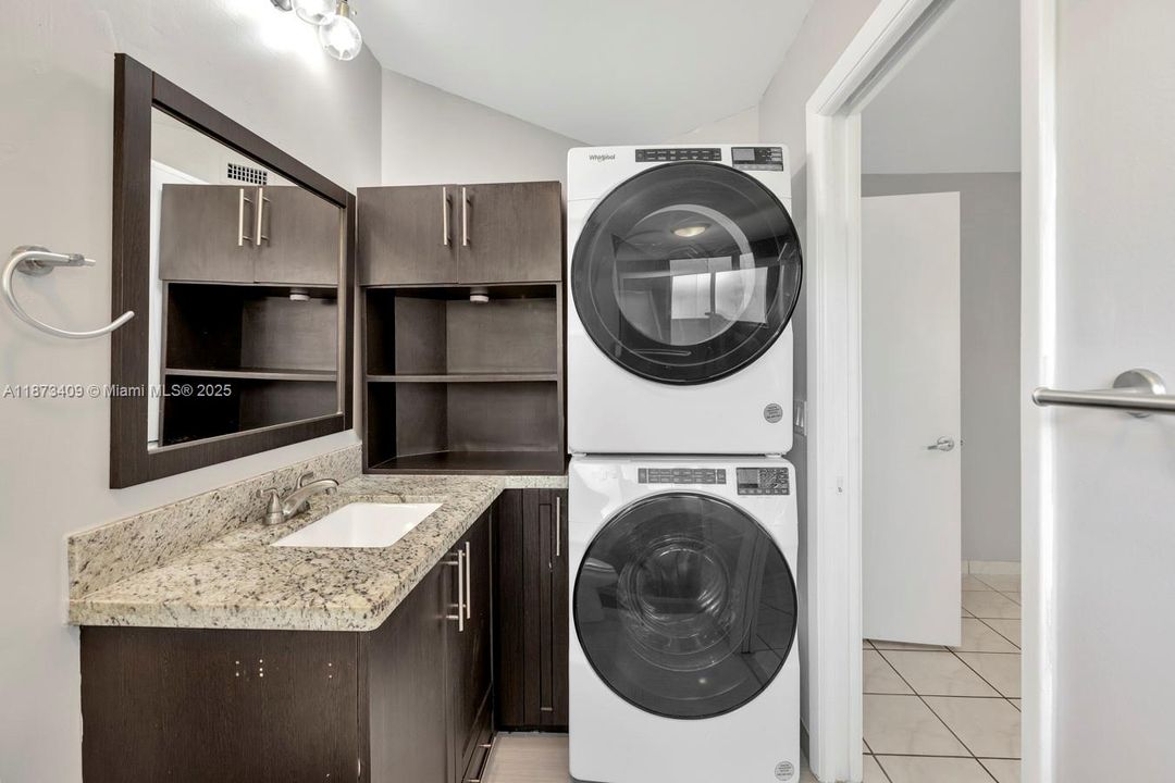 合同活跃: $285,000 (1 贝兹, 1 浴室, 850 平方英尺)