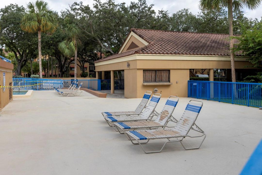 合同活跃: $285,000 (1 贝兹, 1 浴室, 850 平方英尺)