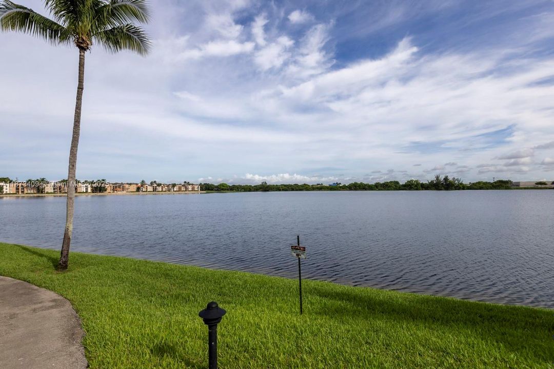 合同活跃: $285,000 (1 贝兹, 1 浴室, 850 平方英尺)