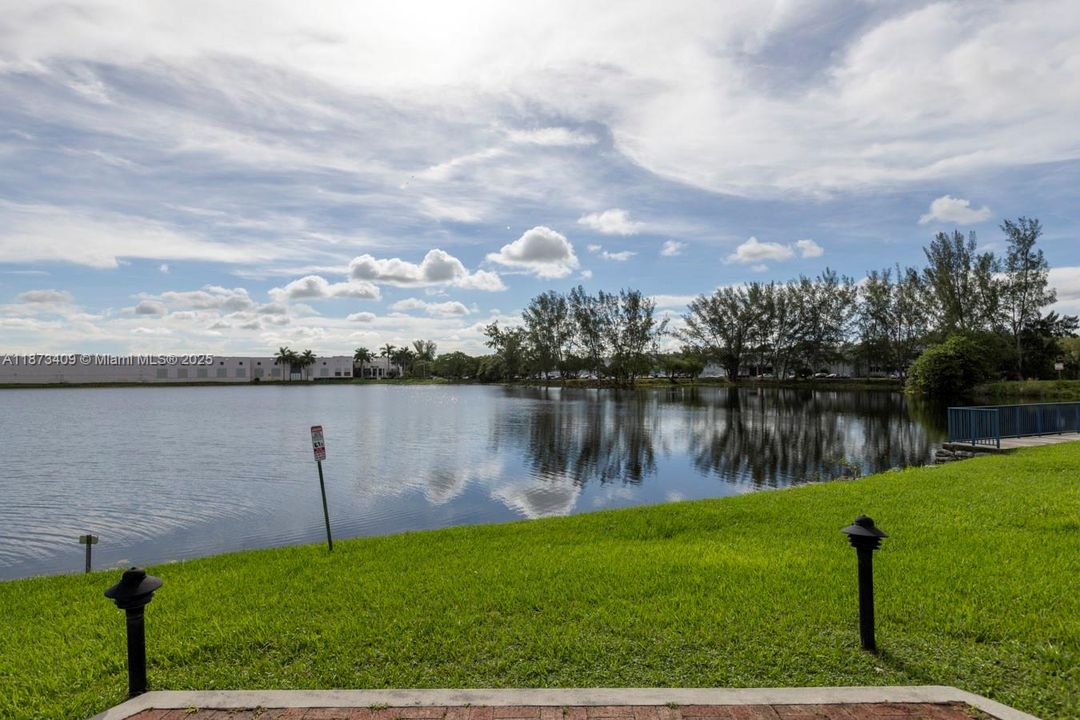 合同活跃: $285,000 (1 贝兹, 1 浴室, 850 平方英尺)