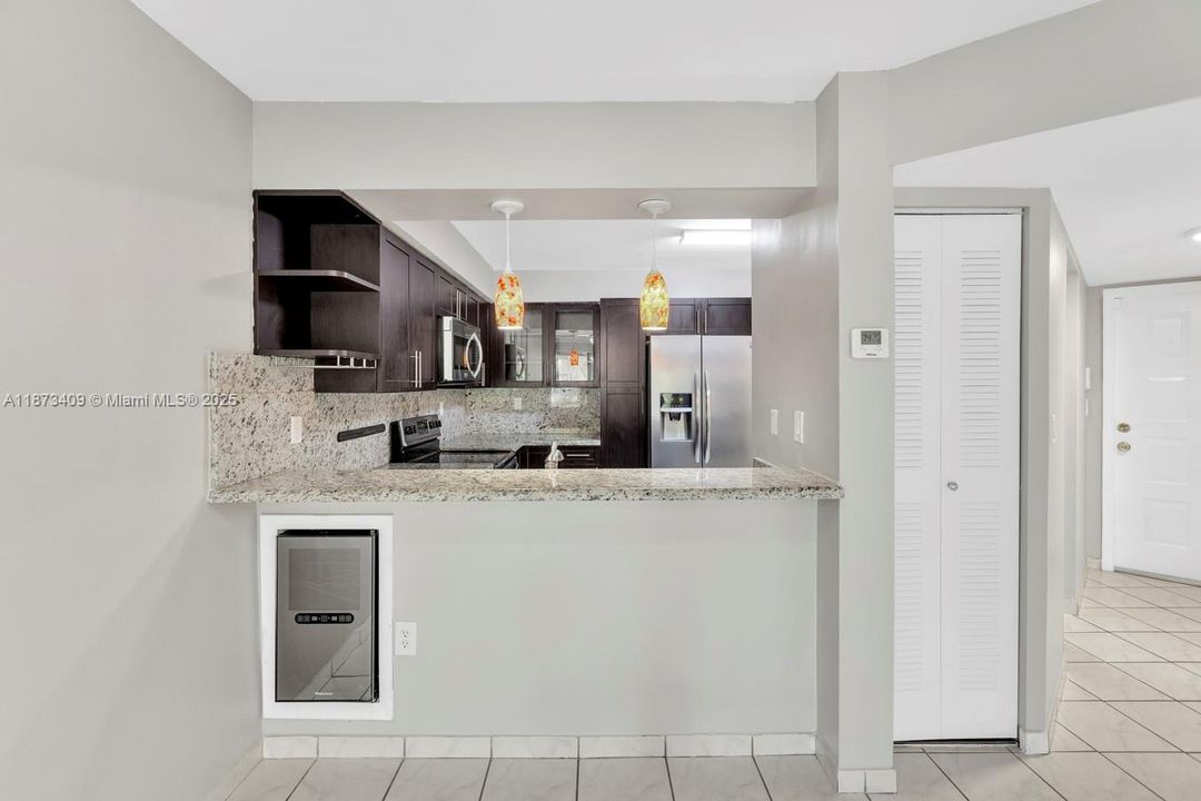 合同活跃: $285,000 (1 贝兹, 1 浴室, 850 平方英尺)