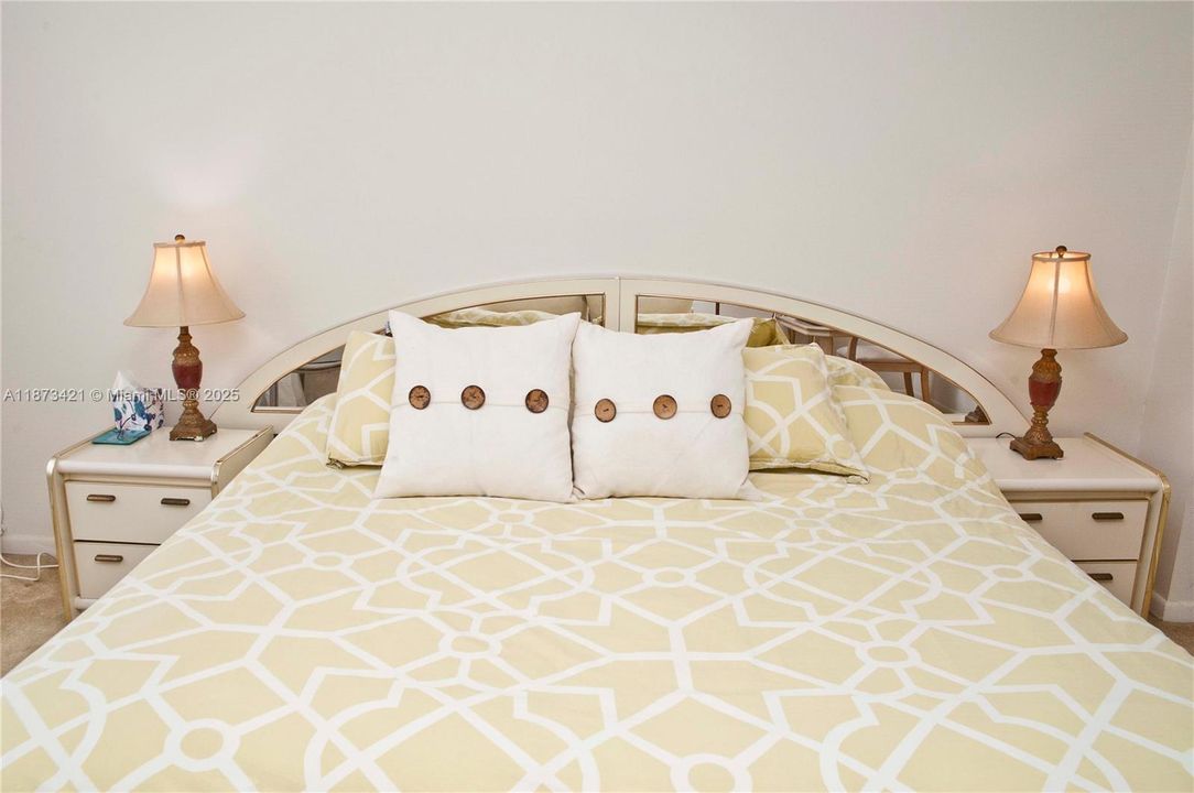 合同活跃: $299,000 (1 贝兹, 2 浴室, 1050 平方英尺)