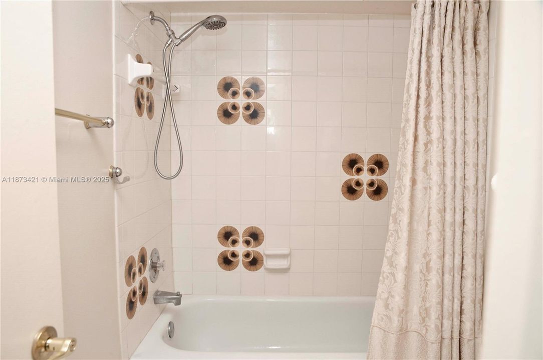 合同活跃: $299,000 (1 贝兹, 2 浴室, 1050 平方英尺)