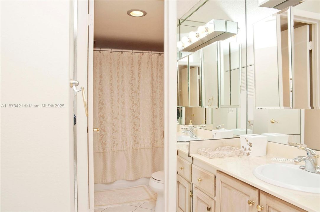 合同活跃: $299,000 (1 贝兹, 2 浴室, 1050 平方英尺)