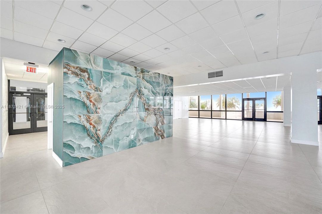 合同活跃: $299,000 (1 贝兹, 2 浴室, 1050 平方英尺)