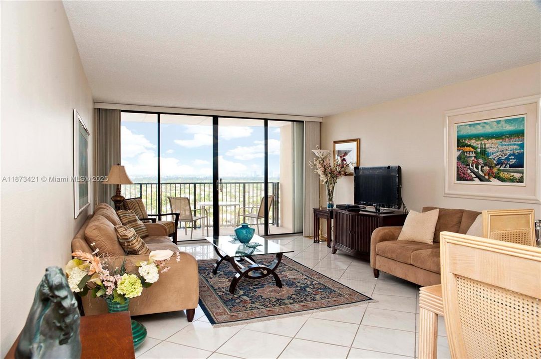 合同活跃: $299,000 (1 贝兹, 2 浴室, 1050 平方英尺)