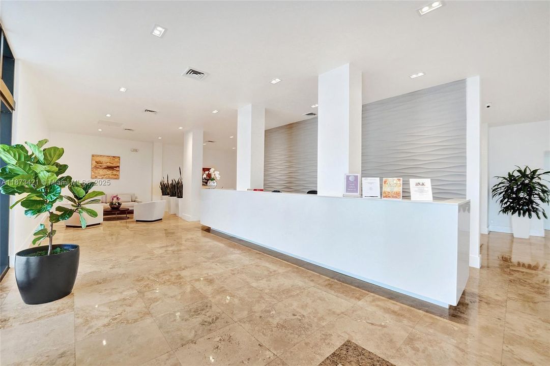 合同活跃: $299,000 (1 贝兹, 2 浴室, 1050 平方英尺)