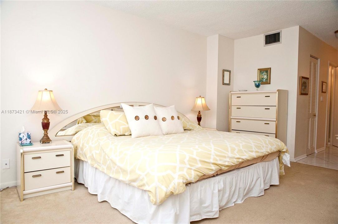 合同活跃: $299,000 (1 贝兹, 2 浴室, 1050 平方英尺)