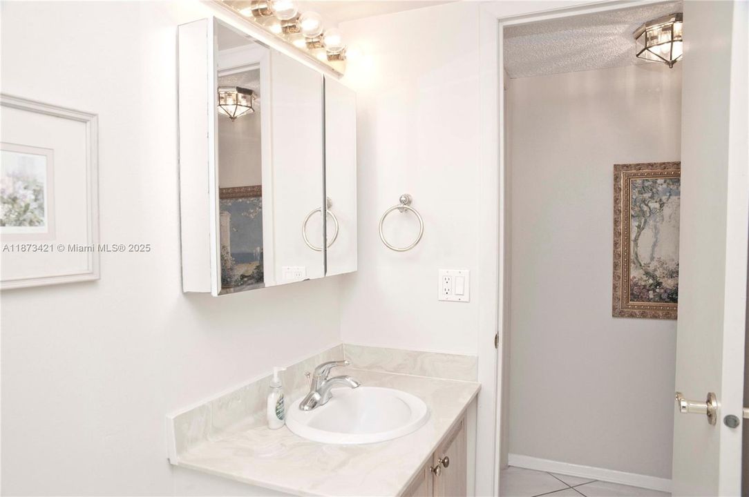 合同活跃: $299,000 (1 贝兹, 2 浴室, 1050 平方英尺)