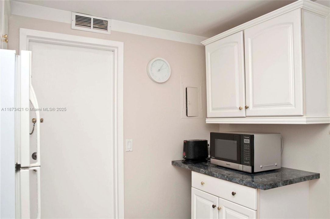 合同活跃: $299,000 (1 贝兹, 2 浴室, 1050 平方英尺)