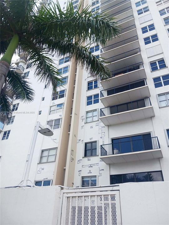 合同活跃: $299,000 (1 贝兹, 2 浴室, 1050 平方英尺)