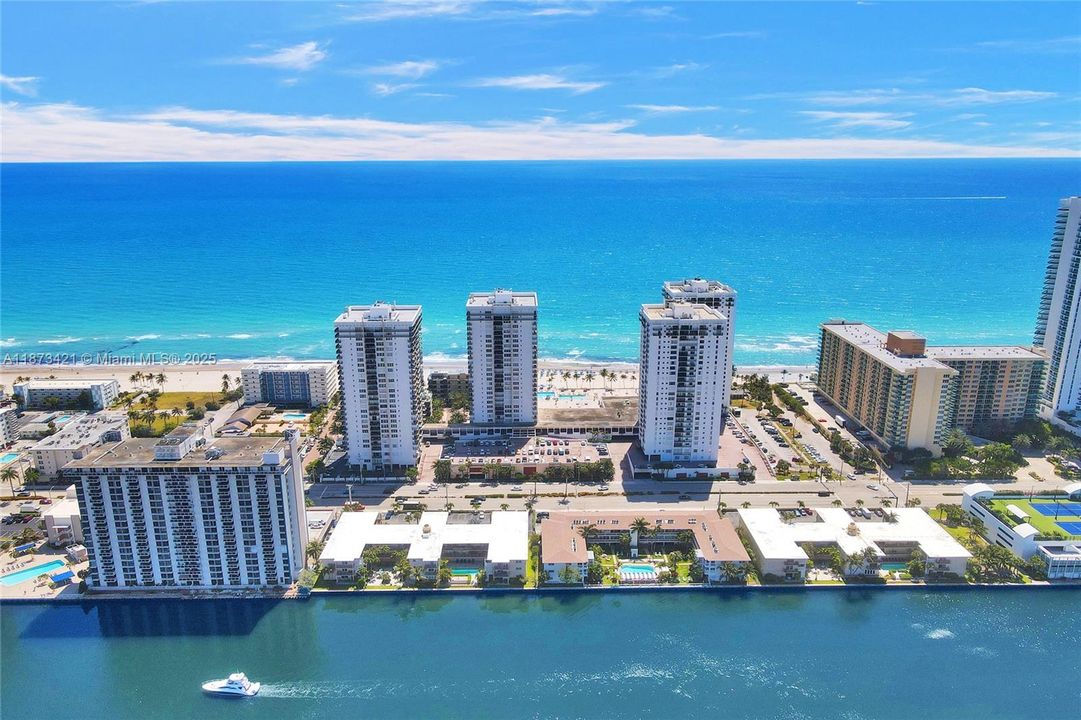 合同活跃: $299,000 (1 贝兹, 2 浴室, 1050 平方英尺)