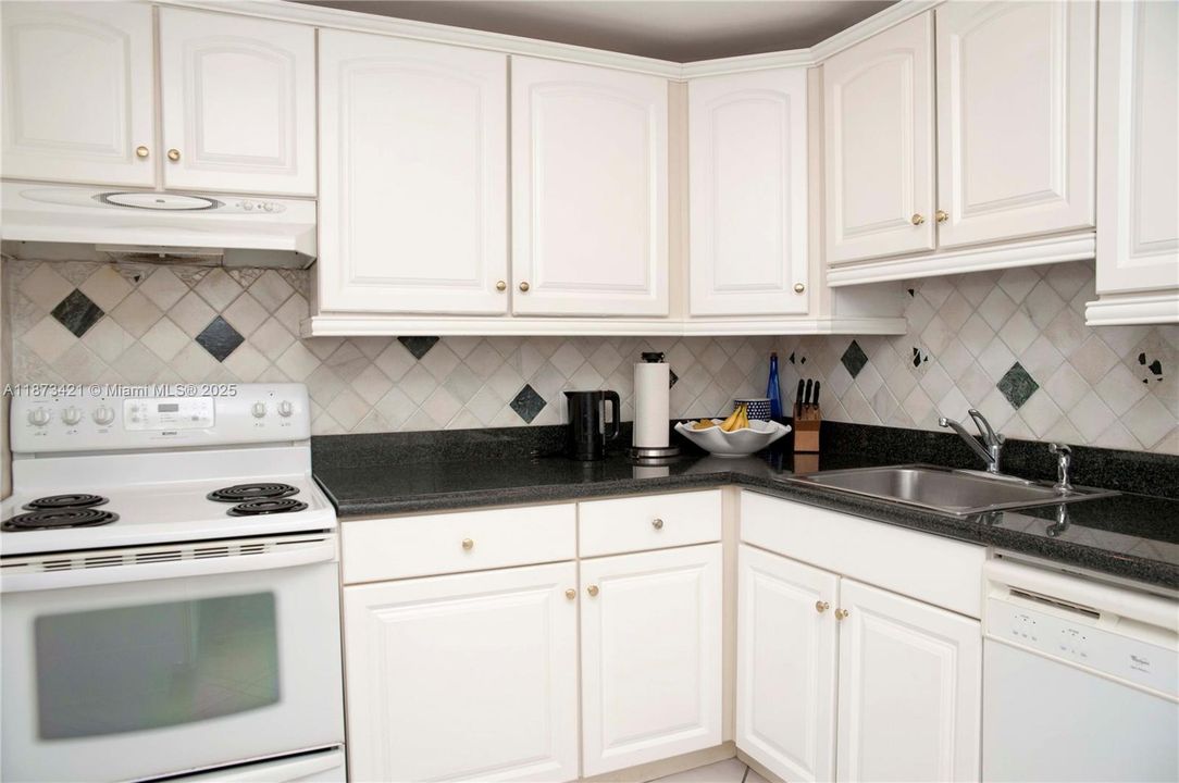 合同活跃: $299,000 (1 贝兹, 2 浴室, 1050 平方英尺)