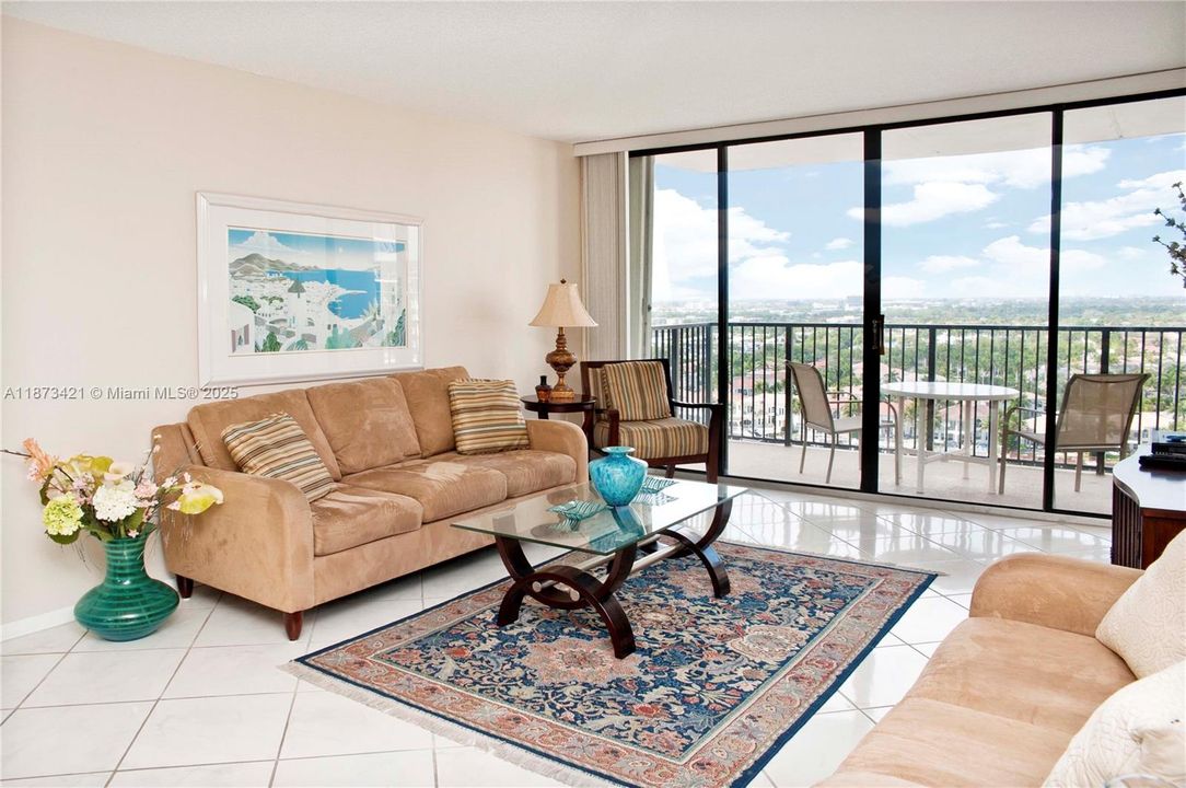 合同活跃: $299,000 (1 贝兹, 2 浴室, 1050 平方英尺)