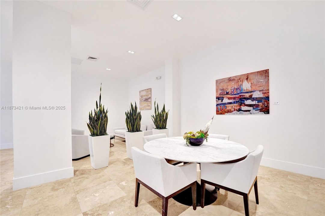 合同活跃: $299,000 (1 贝兹, 2 浴室, 1050 平方英尺)