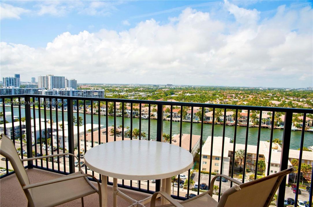 合同活跃: $299,000 (1 贝兹, 2 浴室, 1050 平方英尺)